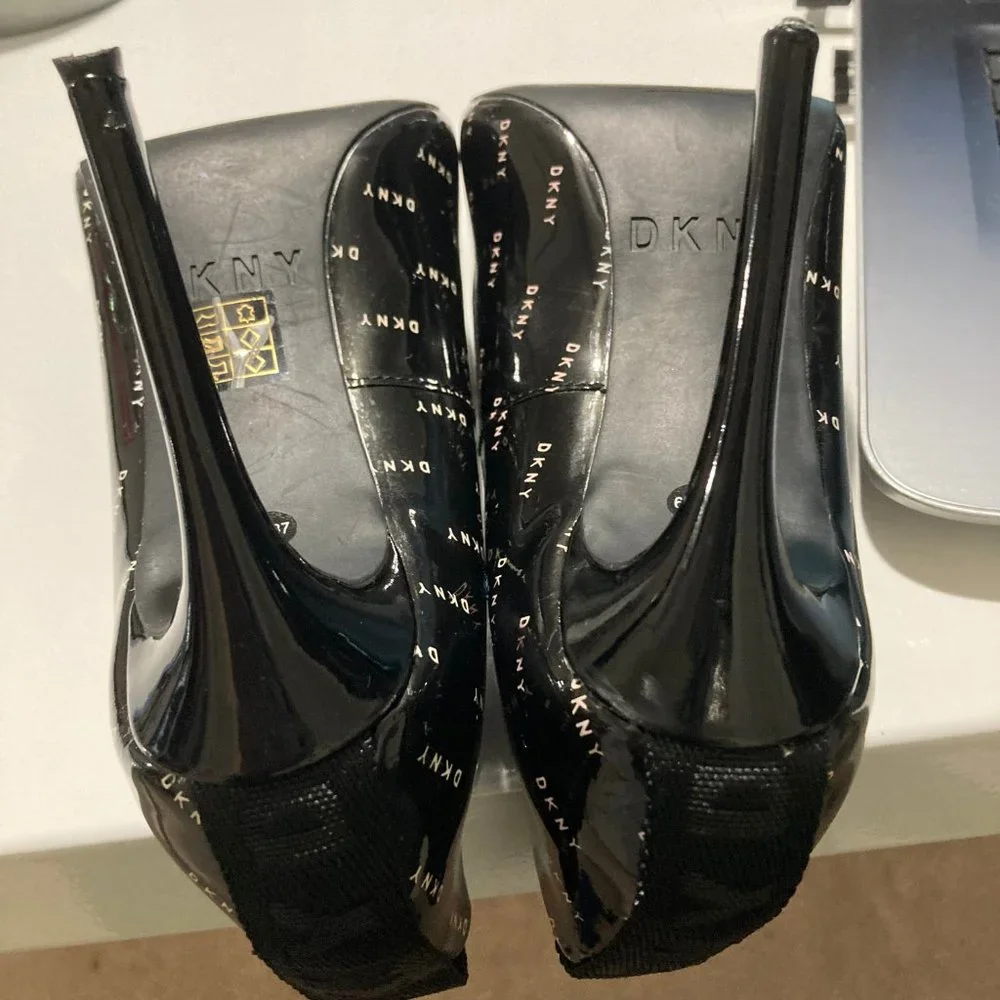 DKNY Black Patent Leather Heels Shoes with Logo Size 37/6.5  Pre-Owned - Picture 4 of 6